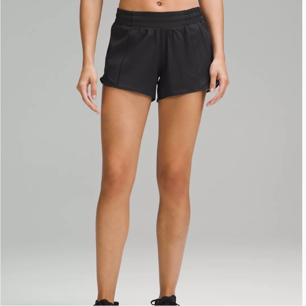 Lululemon Hotty Hot Low-Rise Lined short 4”